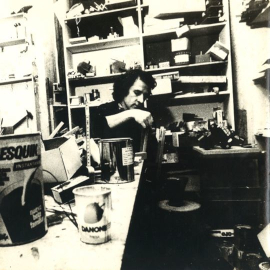 Foto blanc i negre. Home en taller.